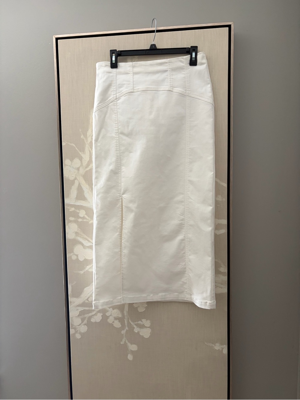 DKNY gorgeous white stretchy pencil midi